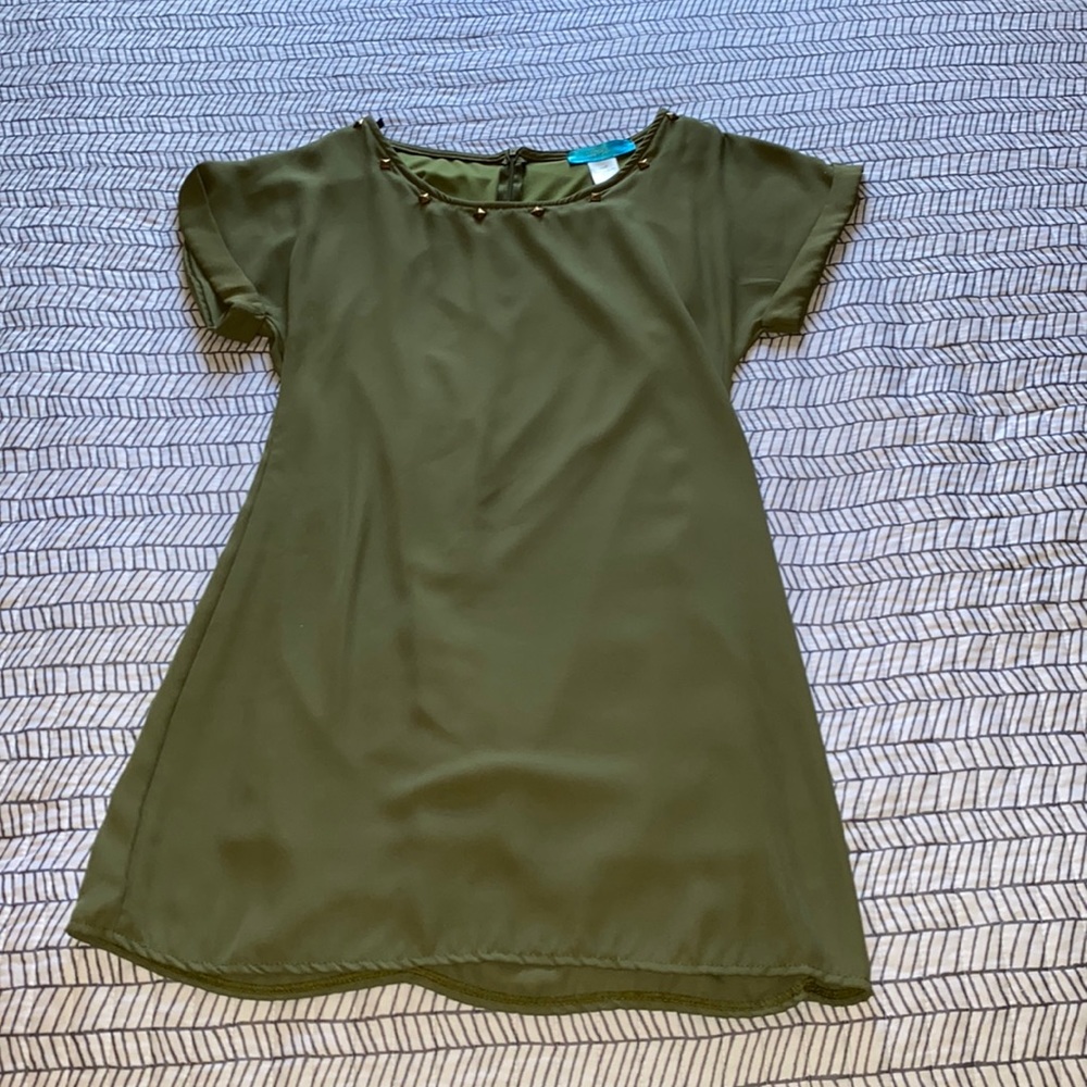 Green dress with gold beads